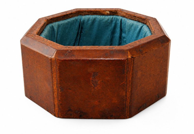 Octgonal box_open_Tatura_Photo courtesy Flavia Marcello and Daria Gradusova.png