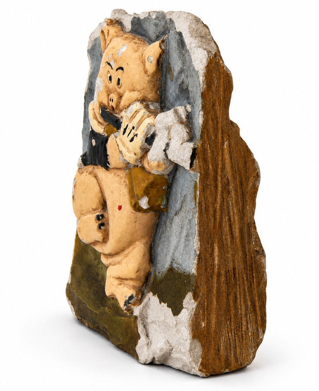 Pig ornament_side_Tatura_Photo courtesy Flavia Marcello and Daria Gradusova.png